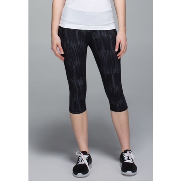 Lululemon Women’s 8 Run Top Speed Crop Leggings Scratch Match Black‎ Multi - Picture 1 of 14